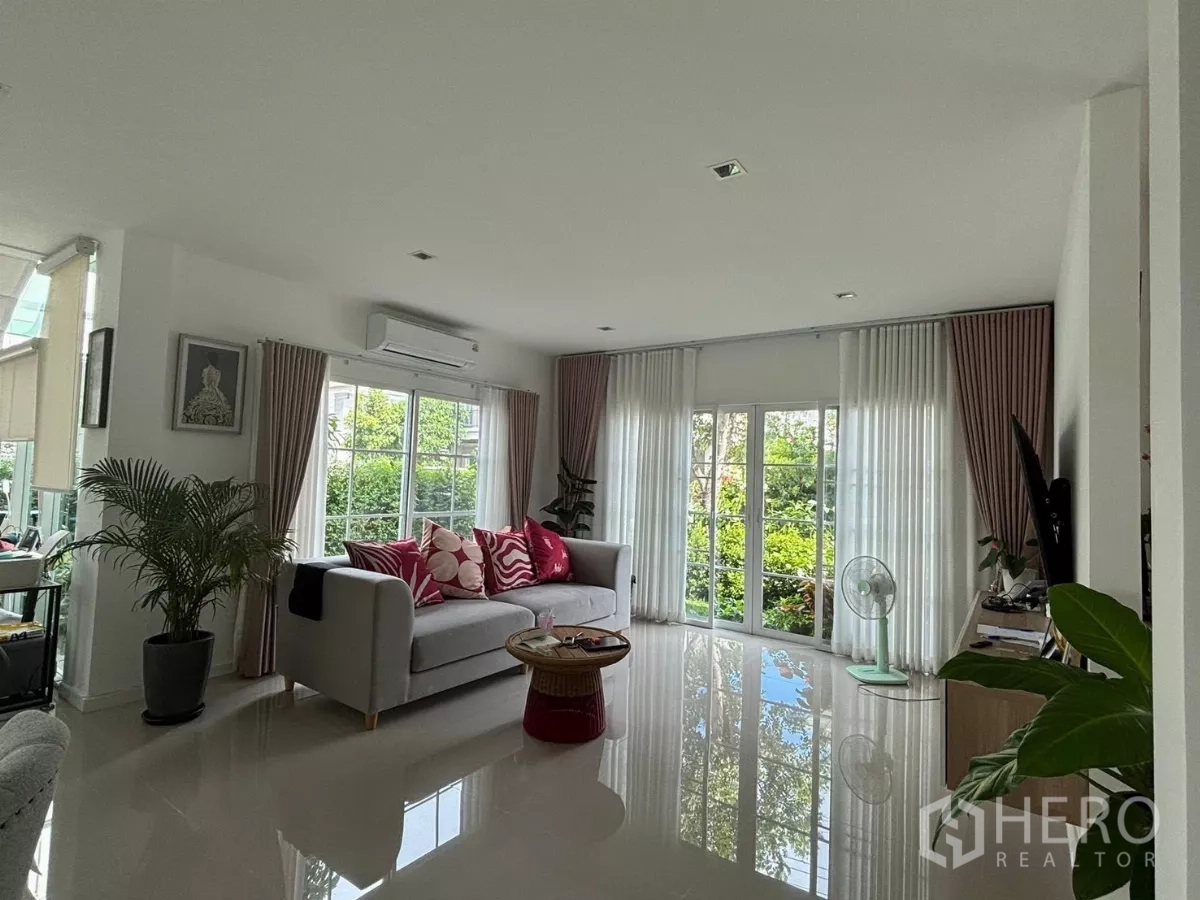 บ้าน ให้เช่าในPrawet, Bangkok - ห้องนั่งเล่นโปร่งสว่าง หน้าต่างบานใหญ่ ผ้าม่านสวย พร้อมโซฟามองเห็นสวน