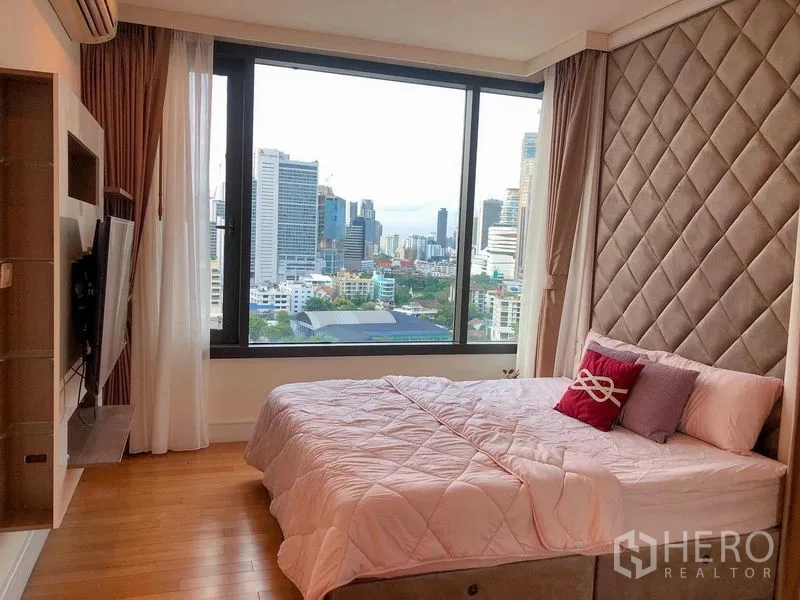 คอนโด ให้เช่า - ห้องนอนมาสเตอร์ผนังบุลายข้าวหลามตัด หน้าต่างเต็มบาน วิวสกายไลน์กว้าง