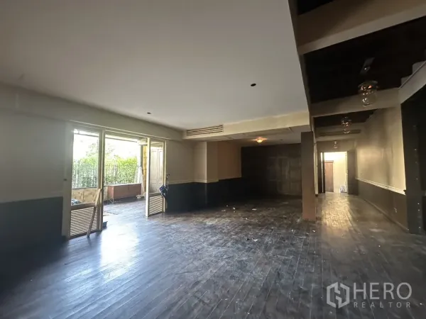 Detached House for rent - Spacious living area opening to the terrace through sliding glass doors.