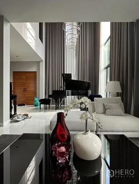 独立式住宅 出租 - 客厅挑高双层空间，整面落地窗、现代吊灯、白色沙发与三角钢琴.