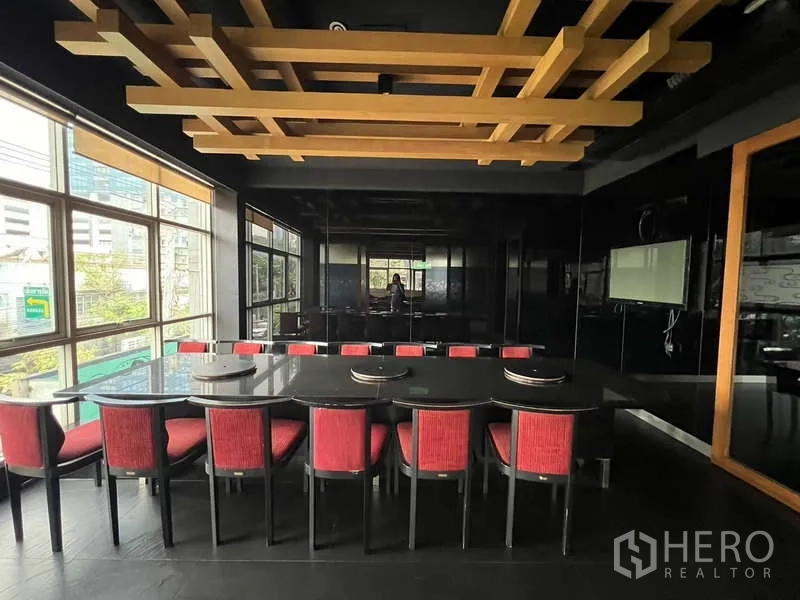 店屋 出租或出售在Khlong Toei, Bangkok - 会议/包间，装饰性的木格天花