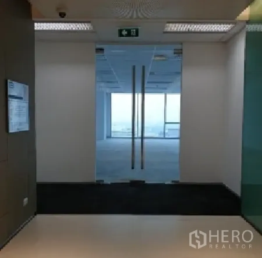办公空间 出租在Din Daeng, Bangkok - 电梯大堂走廊，玻璃双门通往办公套间与远景。