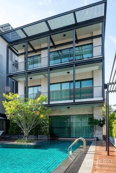 อพาร์ทเมนท์ ให้เช่าในPathum Wan, Bangkok - อาคารอพาร์ตเมนต์โลว์ไรส์สมัยใหม่ มีระเบียงหันสระว่ายน้ำสีฟ้าพร้อมดาดฟ้าไม้จัดสวน.