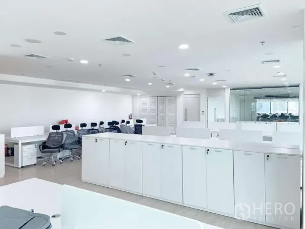办公空间 出租在Din Daeng, Bangkok - 宽敞办公区，成排白色储物柜与人体工学椅，并设玻璃隔断会议室。