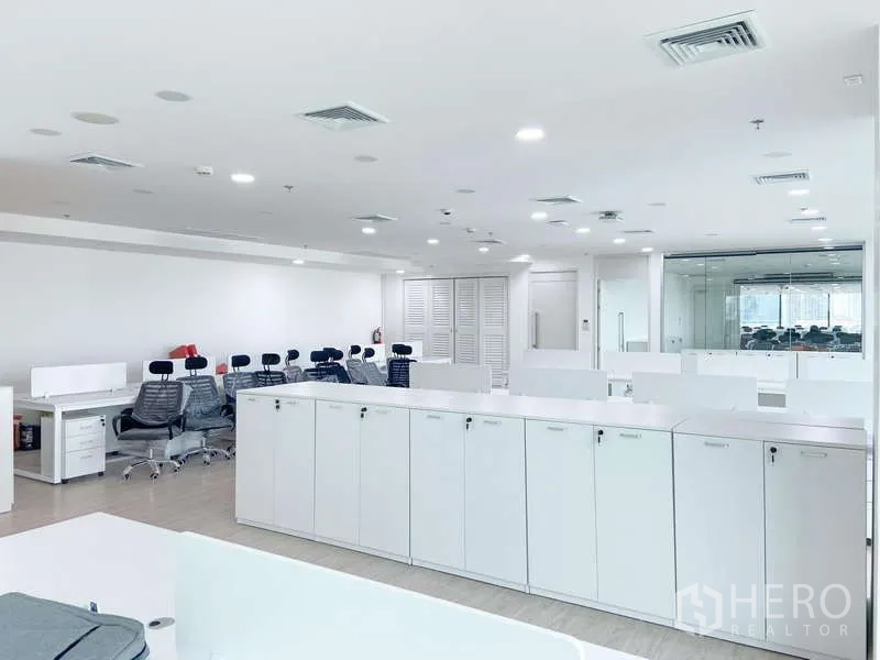 办公空间 出租在Din Daeng, Bangkok - 宽敞办公区，成排白色储物柜与人体工学椅，并设玻璃隔断会议室。