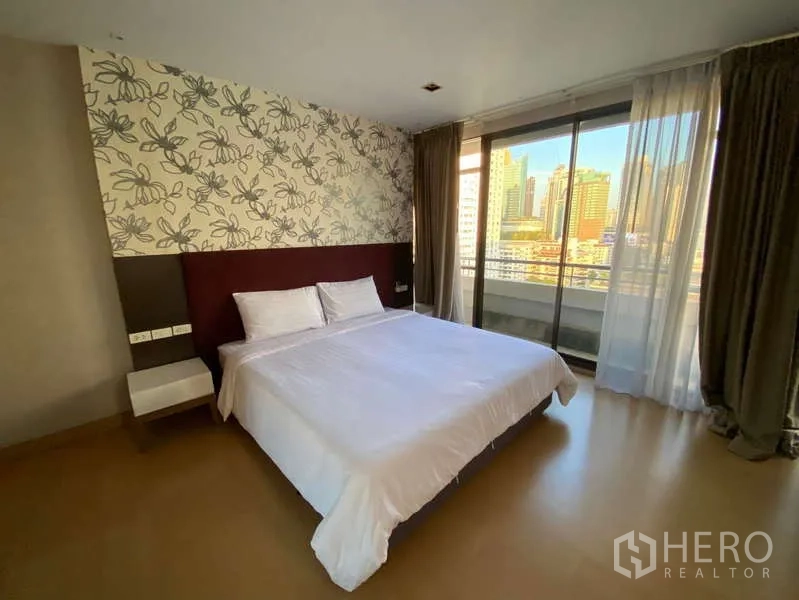 公寓 出租在Khlong Toei, Bangkok - 第二卧室配大床，落地推拉门通阳台，可赏城市天际线。