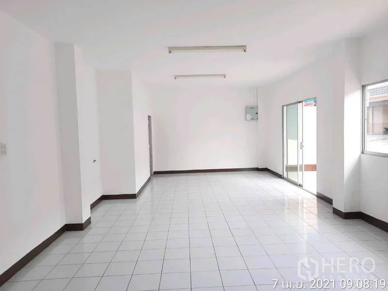 โรงงาน ให้เช่าในBang Bua Thong, Nonthaburi - ออฟฟิศหรือส่วนต้อนรับชั้นล่าง ประตูกระจกบานเลื่อน พื้นกระเบื้อง