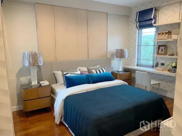Detached House for rent or sale in Bang Phli, Samut Prakan - Guest bedroom with study desk by the window and blue bedding.