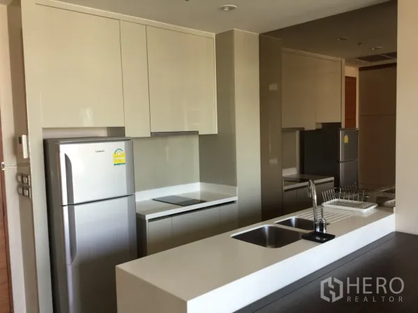 คอนโด ให้เช่าในKhlong Toei, Bangkok - ครัวบิลท์อินผิวเงา เคาน์เตอร์ยาวพร้อมอ่างล้างจานคู่ และตู้เย็นสแตนเลส