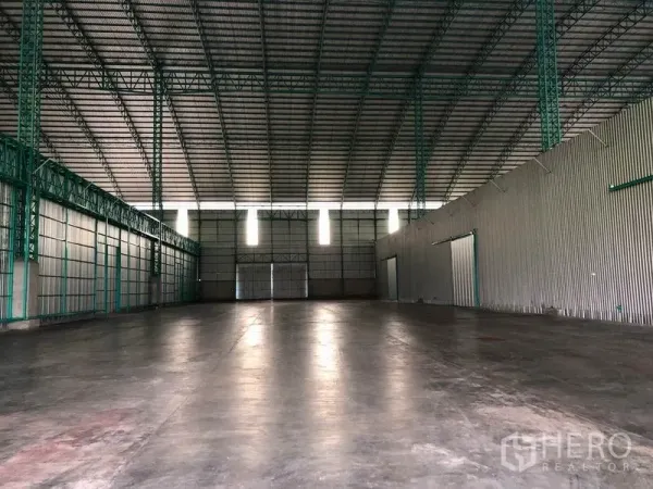 Warehouse for rent in Sai Noi, Nonthaburi - Clear-span storage bay with metal cladding and side loading doors.