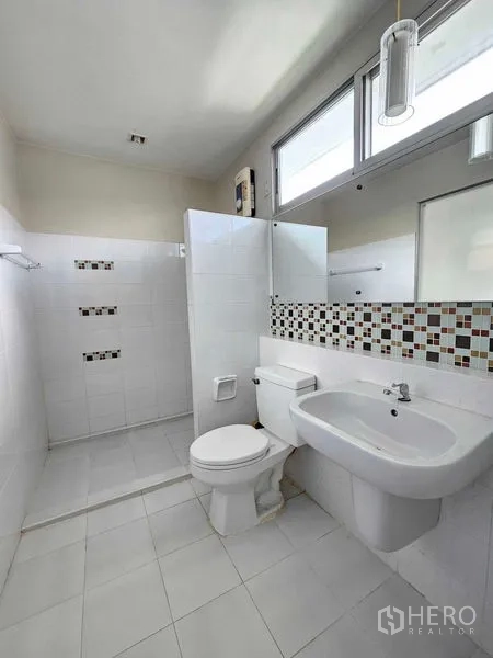 สำนักงานที่บ้าน ให้เช่าหรือขายในSuan Luang, Bangkok - ห้องน้ำสว่าง มีโซนอาบน้ำ พื้นที่ล้างหน้า และโถสุขภัณฑ์