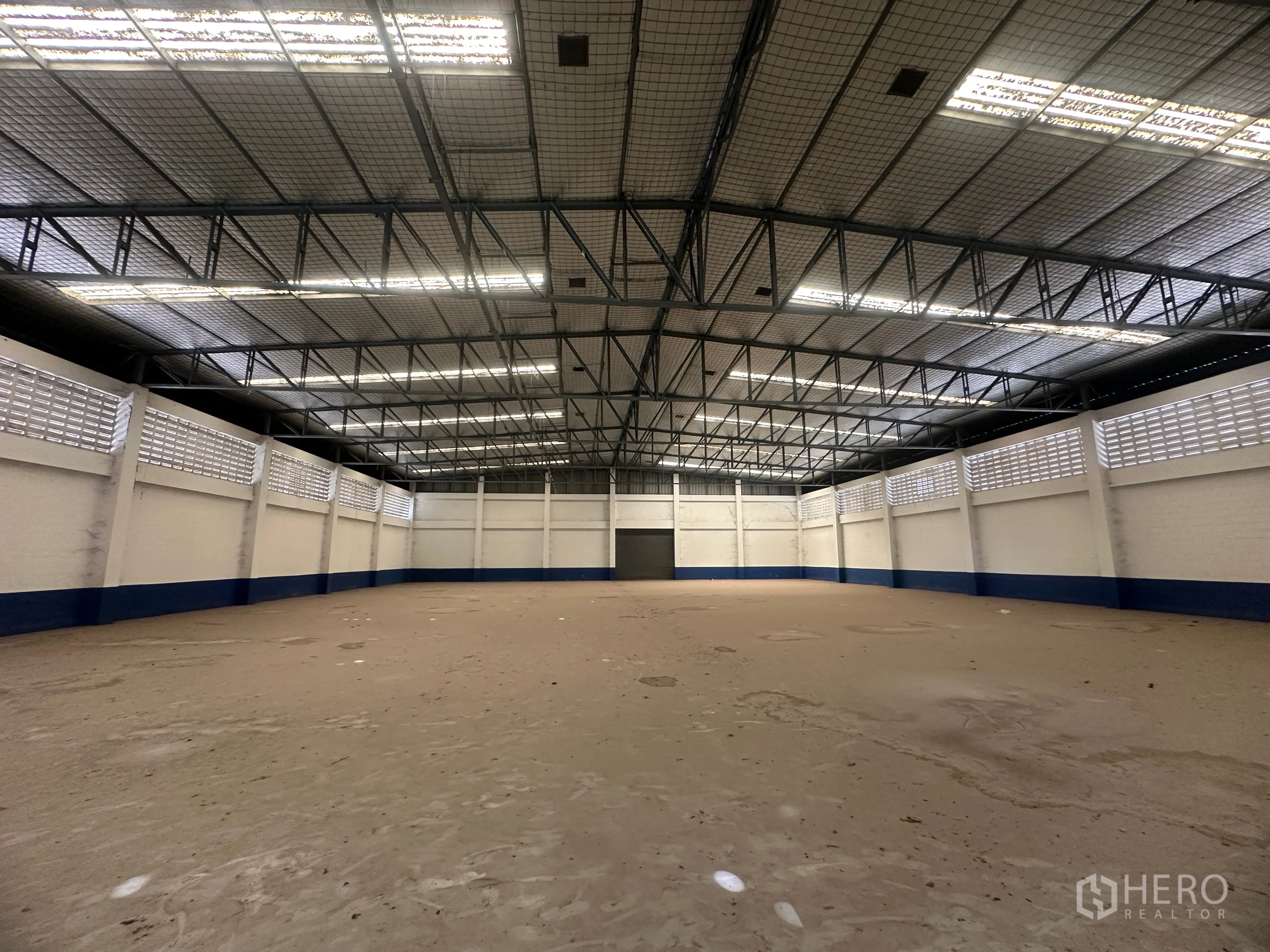 โรงงาน for rent in Bang Pa-in, Phra Nakhon Si Ayutthaya - ภายในโรงงานกว้างหันสู่ประตูม้วนขนาดใหญ่ เพดานสูงและแสงสว่างดี