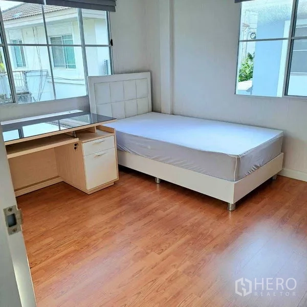 บ้าน ให้เช่าในPrawet, Bangkok - ห้องนอนรอง เตียงเดี่ยว โต๊ะทำงาน และหน้าต่างมุมกว้าง