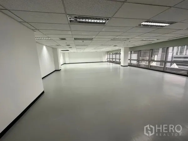 สำนักงาน ให้เช่า - พื้นที่ทำงานกว้าง พื้นไวนิลเรียบ และหน้าต่างพาโนรามาสองด้าน.