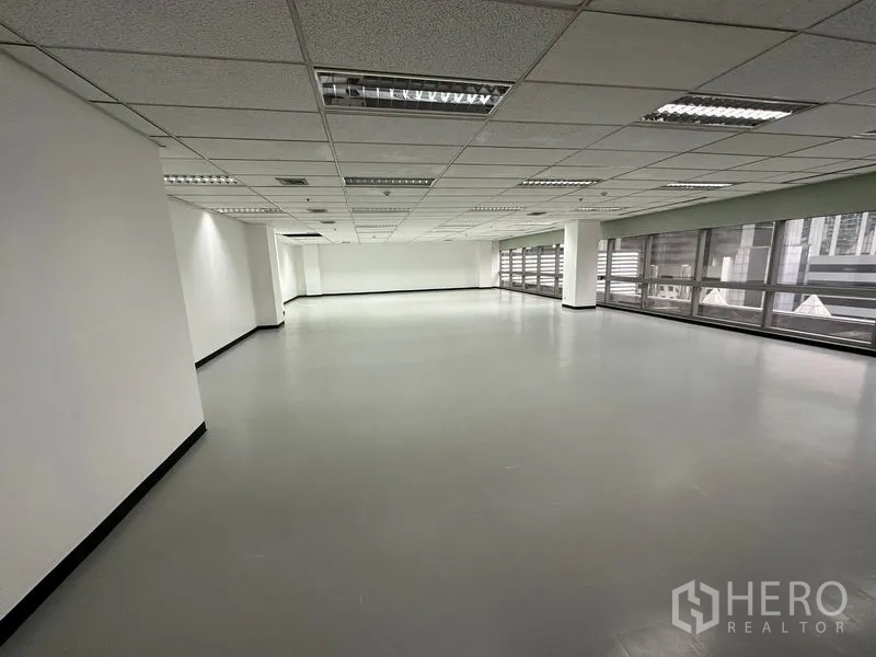 สำนักงาน ให้เช่า - พื้นที่ทำงานกว้าง พื้นไวนิลเรียบ และหน้าต่างพาโนรามาสองด้าน.