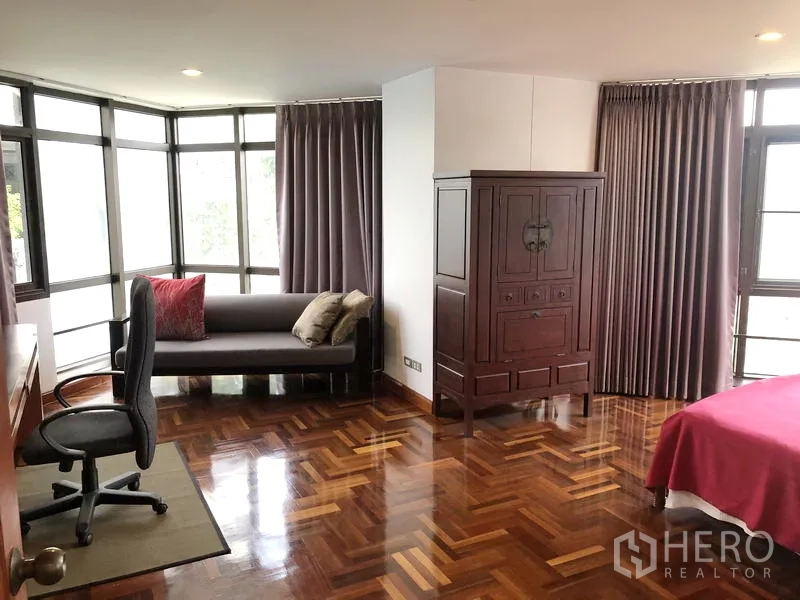 คอนโด ให้เช่าหรือขายในWatthana, Bangkok - โซนทำงานและมุมนั่งเล่นในห้องนอนหลัก พร้อมโต๊ะทำงาน โซฟา และหน้าต่างกว้าง