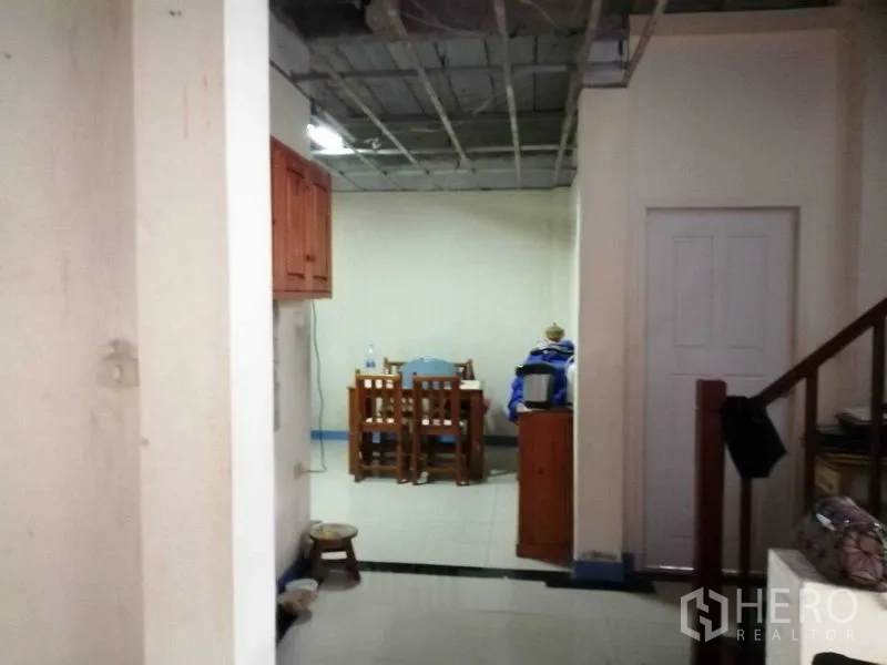 บ้าน ขายในPrawet, Bangkok - มุมรับประทานอาหารและโถงทางเดิน พื้นกระเบื้อง บันได และฝ้าเปิดบางส่วน