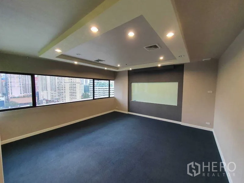 สำนักงาน ให้เช่าในDin Daeng, Bangkok - ห้องประชุมปูพรม เพดานฝังไฟ พร้อมหน้าต่างกว้างเห็นวิวเมือง