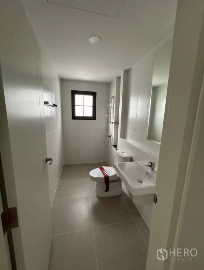 独立式住宅 出租在Bang Phli, Samut Prakan - 狭长浴室，尽端窗户，配淋浴与盥洗台。