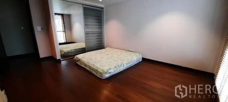 ทาวน์เฮาส์ ให้เช่าหรือขายในKhlong Toei, Bangkok - ห้องนอนขนาดใหญ่ พื้นไม้ เตียงเตี้ย ตู้เสื้อผ้าบานกระจก และมู่ลี่หน้าต่าง