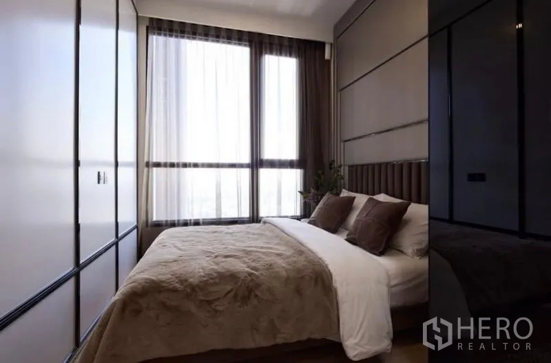 คอนโด ขายในWatthana, Bangkok - ห้องนอนรอง หน้าต่างใหญ่ หัวเตียงบุนุ่ม และตู้เสื้อผ้าบิวท์อิน