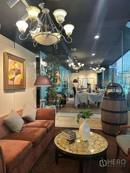 零售空间 出租 - 温馨角落，沙发、圆形茶几与吊灯，临落地玻璃