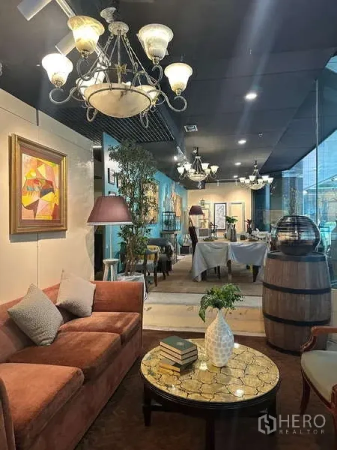 零售空间 出租 - 温馨角落，沙发、圆形茶几与吊灯，临落地玻璃