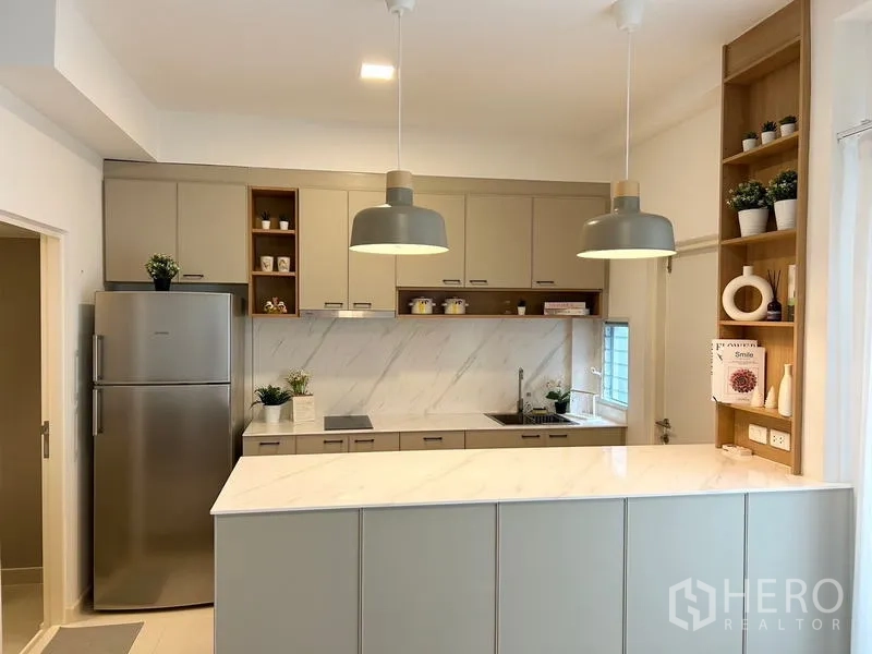 ทาวน์เฮาส์ ให้เช่า - ครัวรูปตัวแอล แผงกันเปื้อนลายหินอ่อน และโคมแขวนคู่.