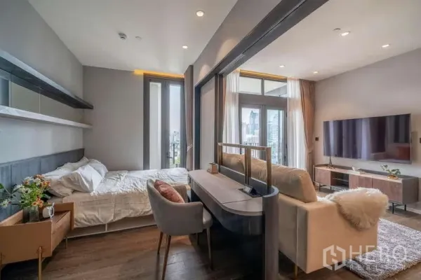 คอนโด ให้เช่าหรือขายในWatthana, Bangkok - พื้นที่นั่งเล่นและห้องนอนแบบเปิดกั้นด้วยประตูบานเลื่อน มองเห็นระเบียงเมือง