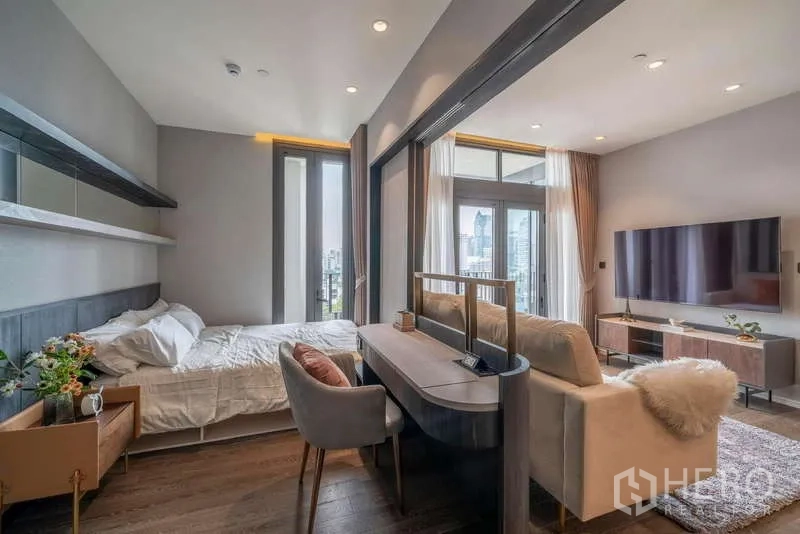 คอนโด ให้เช่าหรือขายในWatthana, Bangkok - พื้นที่นั่งเล่นและห้องนอนแบบเปิดกั้นด้วยประตูบานเลื่อน มองเห็นระเบียงเมือง