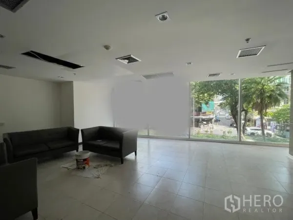 零售空间 出租 - 开放式室内铺面，瓷砖地面与落地窗，街景采光充足。