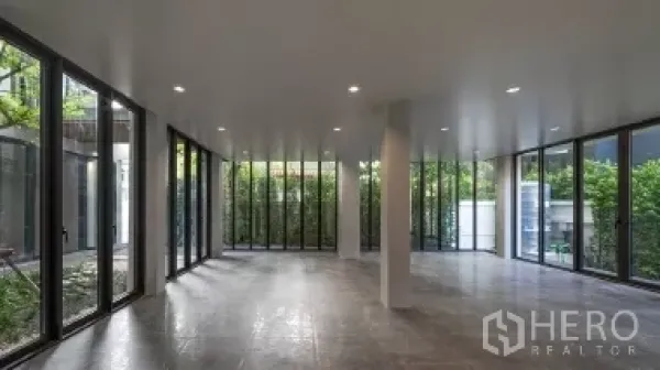 带办公室的家 出租或出售在Phra Khanong, Bangkok - 一层开放式空间，落地玻璃，景观花园