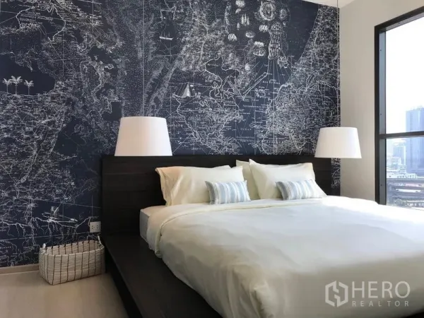คอนโด ให้เช่าในKhlong Toei, Bangkok - ห้องนอนใหญ่เตียงคิง ผนังลายแผนที่ และหน้าต่างบานกว้างมองเห็นวิวกรุงเทพฯ