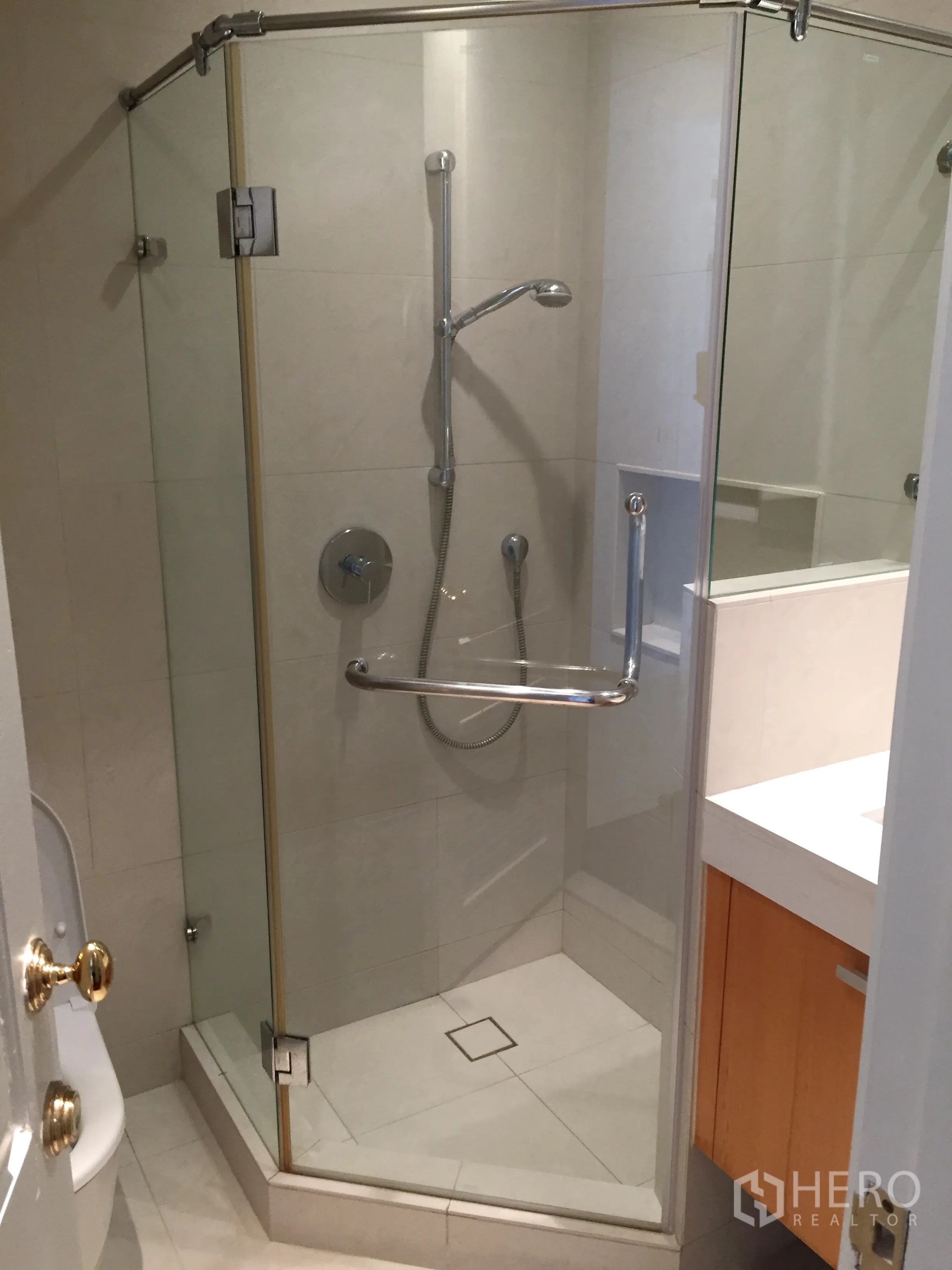Condominium for rent in Pathum Wan, Bangkok - Glass-enclosed shower with handheld spray and modern fixtures in a tiled bathroom.