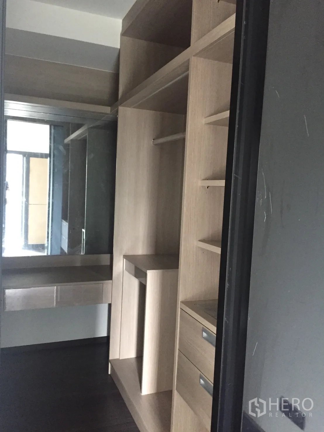 คอนโด ขายในDin Daeng, Bangkok - ตู้เสื้อผ้าแบบวอล์กอินบิวท์อิน มีชั้นวาง ลิ้นชัก และกระจกแต่งตัว