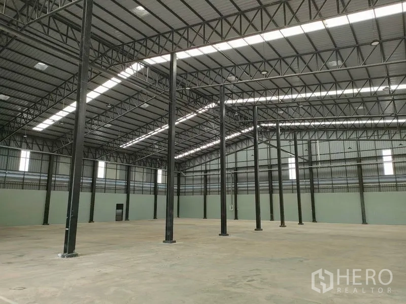 工厂 出租在Ban Phaeo, Samut Sakhon - 超高层仓库，钢柱与天窗采光。