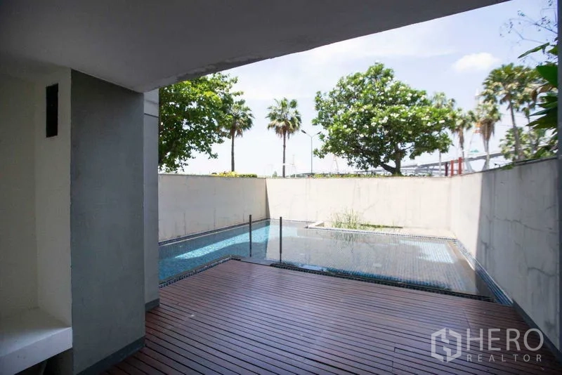 คอนโด ให้เช่าในYan Nawa, Bangkok - ระเบียงไม้พร้อมสระน้ำตื้นส่วนตัวและกำแพงบังตา เห็นต้นไม้รอบด้าน