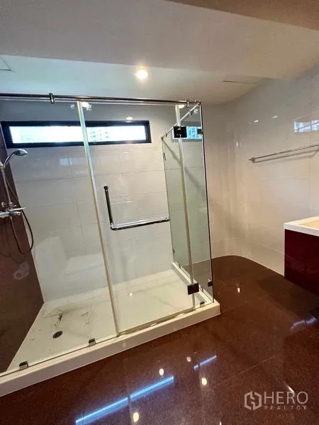 คอนโด ให้เช่าในBangkok - รายละเอียดห้องอาบน้ำแบบกระจกบานเลื่อนพร้อมฝักบัว
