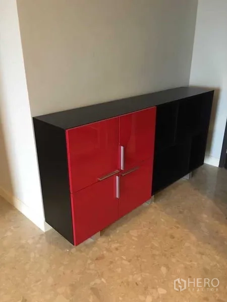 คอนโด ให้เช่าในKhlong Toei, Bangkok - ตู้เก็บของดีไซน์ร่วมสมัยสีแดงดำตั้งบนพื้นหิน