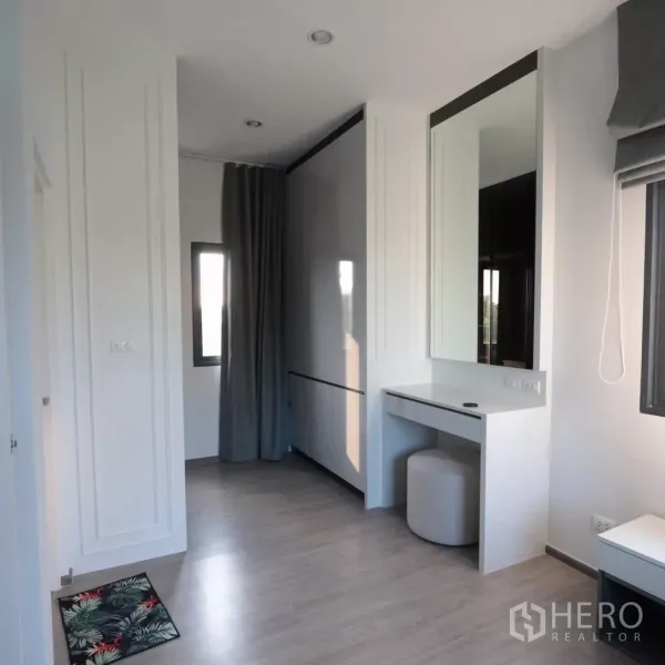 Detached House for rent in Bang Phli, Samut Prakan - Bedroom dressing area with built-in wardrobe and vanity table