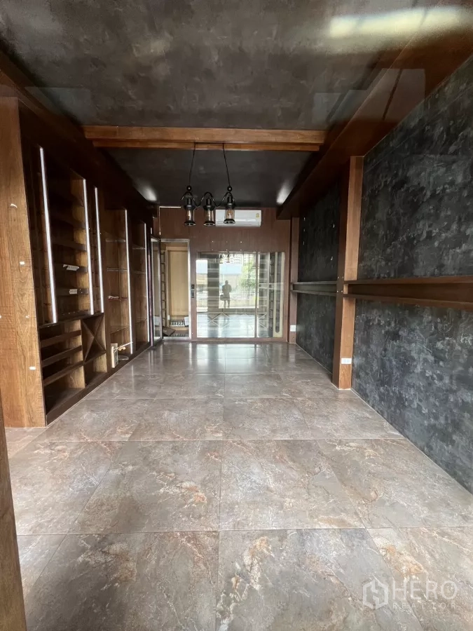 พื้นที่ขายปลีก ให้เช่า - พื้นที่สไตล์บูติกพร้อมชั้นแสดงสินค้าและผนังกระจกกั้นลานหน้า