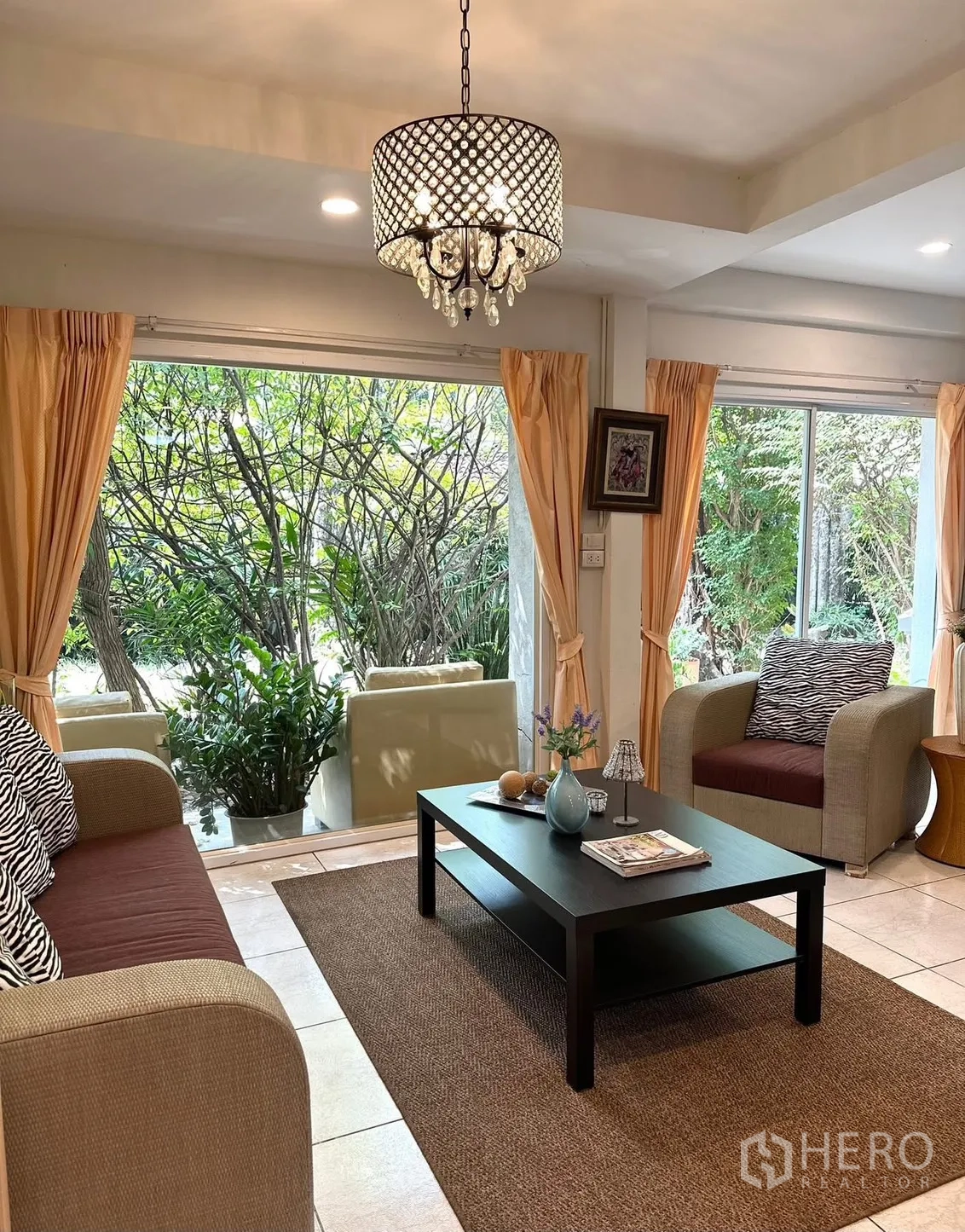 Detached House for rent in Saphan Sung, Bangkok - Open-plan lounge with coffee table and full-height windows to patio.