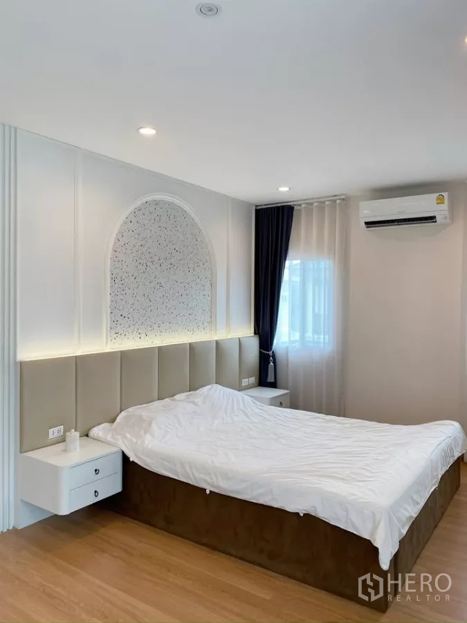 独立式住宅 出售在Sai Mai, Bangkok - 主卧床头墙拱形背光饰板与床头柜。