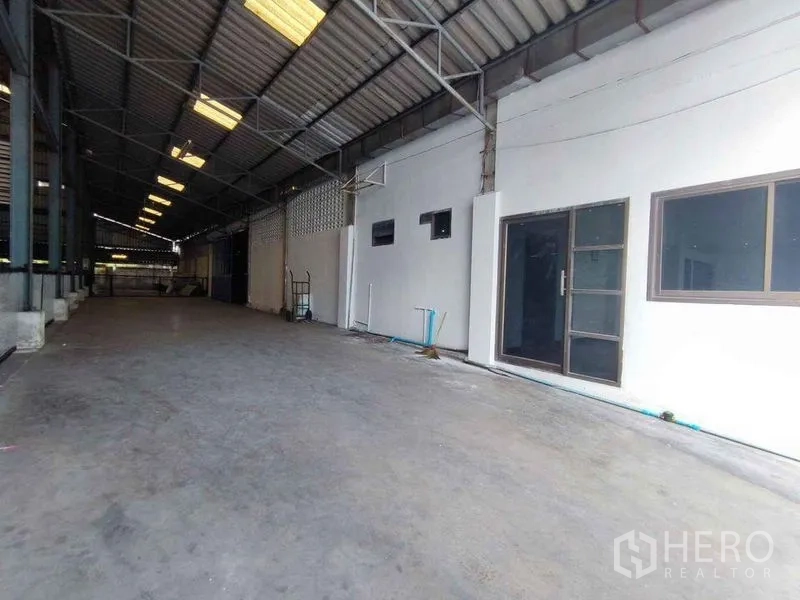 货栈 出租在Samut Sakhon - 带金属屋顶的有顶装卸区，连接办公室入口，雨天可操作。