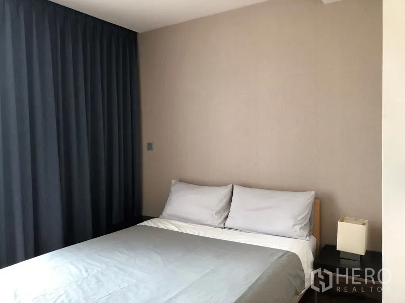 คอนโด ให้เช่าในWatthana, Bangkok - ห้องนอนเตียงคู่ ผ้าม่านทึบสีเข้ม และผนังโทนอบอุ่น