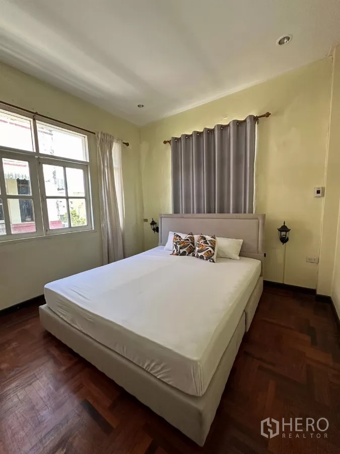 สำนักงานที่บ้าน ให้เช่าในSuan Luang, Bangkok - ห้องนอนรับแสง เตียงบุผ้า และผ้าม่านสีเทา