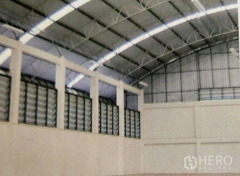工厂 出租在Ban Phaeo, Samut Sakhon - 工厂内部高挑弧形钢结构屋顶与百叶窗通风，采光充足，空间开阔。