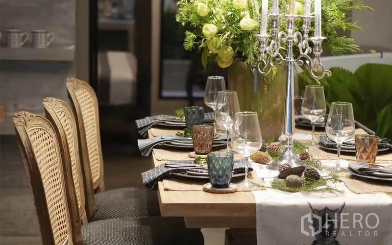 联排别墅 出租在Watthana, Bangkok - 摆放烛台、酒杯与花艺的精致餐桌布置。