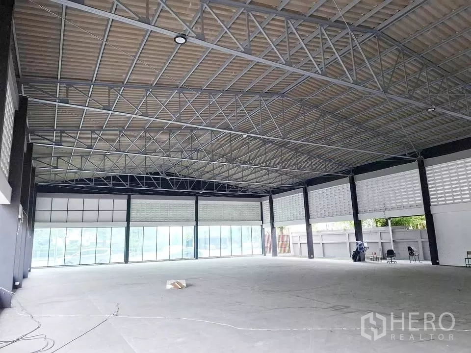 คลังสินค้า ให้เช่าในBang Kapi, Bangkok - โครงหลังคาช่วงกว้าง พร้อมผนังกระจกเต็มสูงให้บรรยากาศสว่างคล้ายโชว์รูม