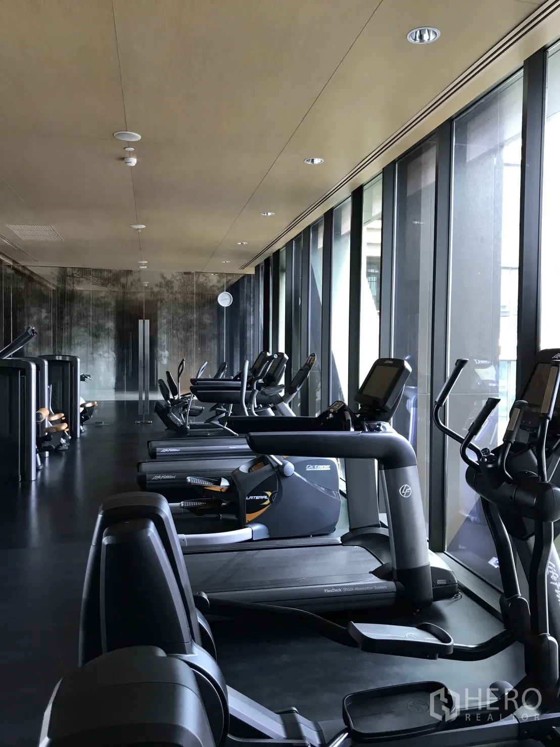 คอนโด ให้เช่าในPathum Wan, Bangkok - ห้องฟิตเนสพร้อมลู่วิ่งและเครื่องคาร์ดิโอเรียงข้างหน้าต่างสูงเต็มบาน
